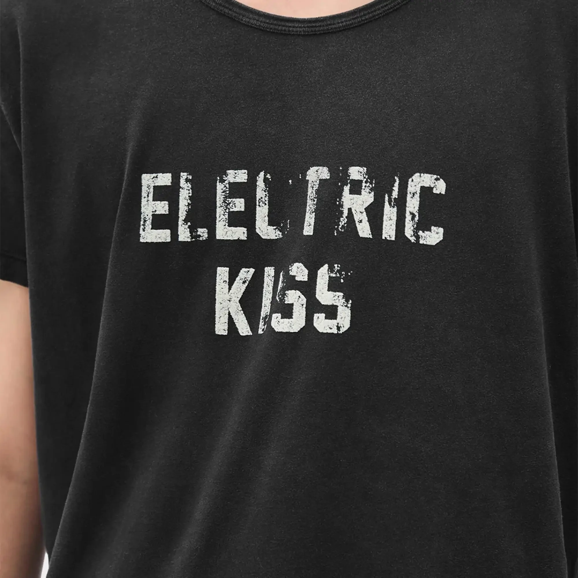 Idar Electric Kiss Cropped Standard Fit T-Shirt - Image 4
